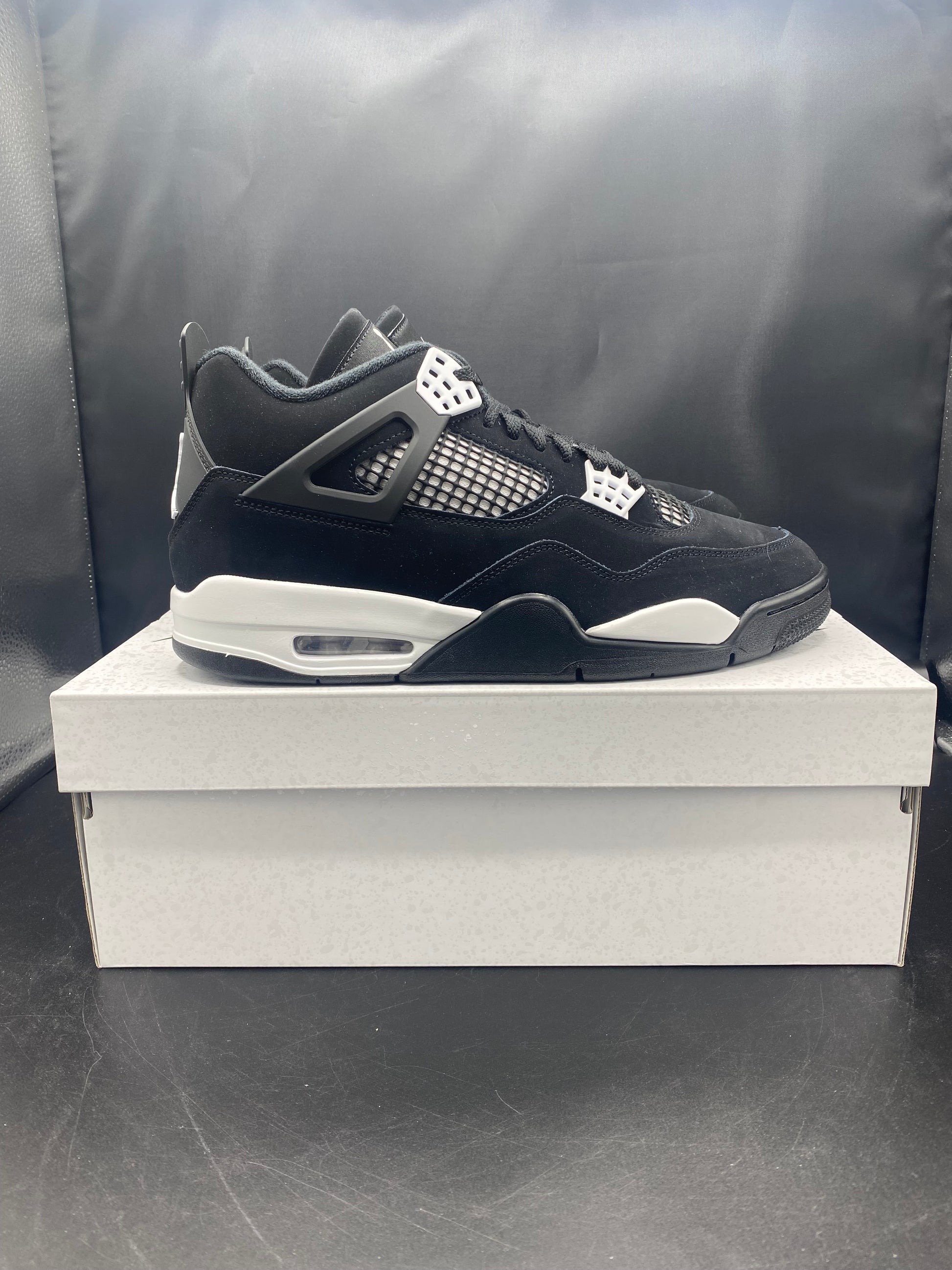 JORDAN RETRO WHITE THUNDER BLACK/WHITE-BLACK SIZE M W 12