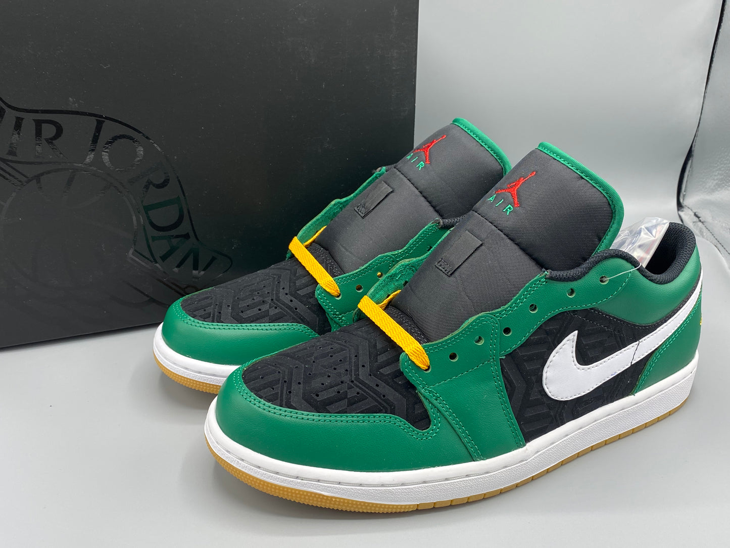 Air Jordan 1 SE   "Malachite" Size M 10.5 W 12